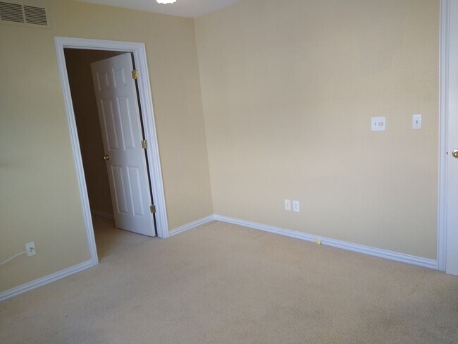 Building Photo - HUGE 3 Bedroom 3 Bath Home in Gated Community