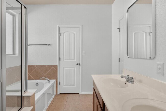 Building Photo - 2627 Garlic Creek Dr