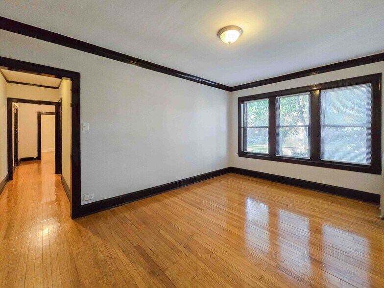 Building Photo - 5069 N Wolcott Ave