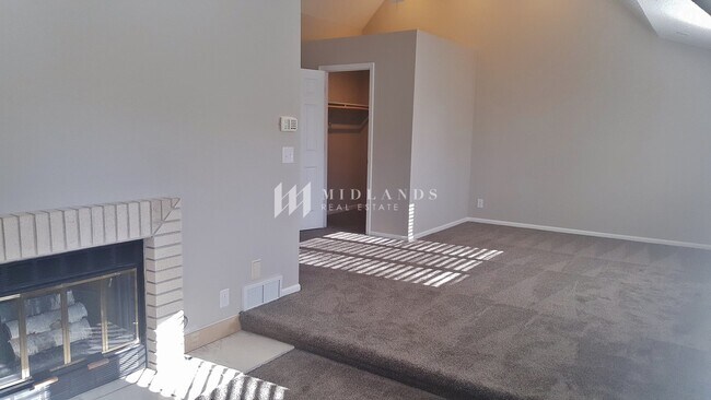Building Photo - Stunning Updated Rockbrook Home