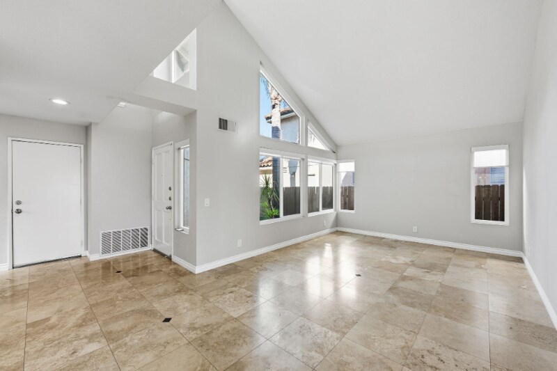 Building Photo - 1727 Avenida Alta Mira