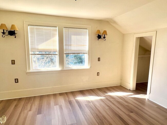 Building Photo - Portsmouth Neighborhood 3 story Home with Laminate H/W Floors, Fenced Backyard