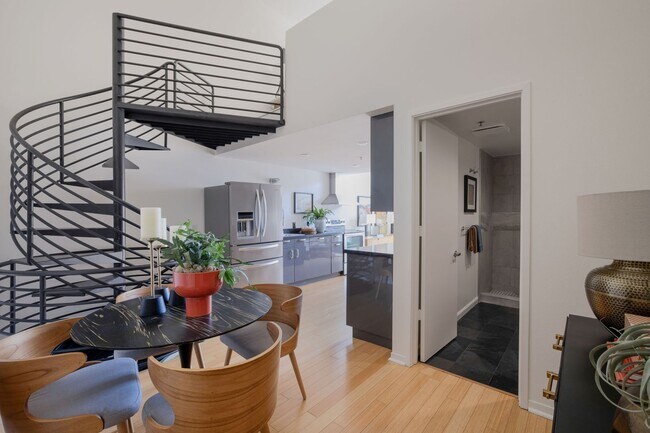 Building Photo - Stunning Two Bedroom Condo in Prime Neighborhood - Please Contact for Showing Availability!