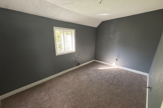 Building Photo - Affordable Spacious Home for your Family!