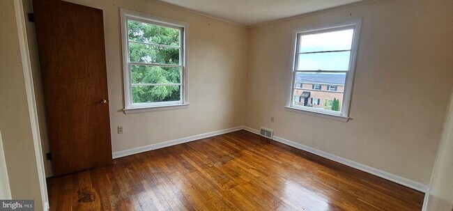 Building Photo - 230 E Whitlock Ave