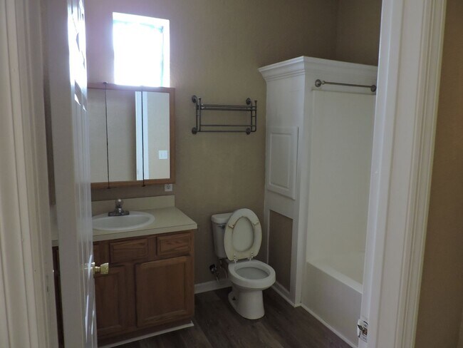 Building Photo - 620 SW Highland Ave