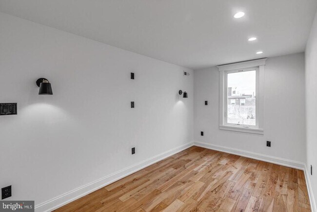 Building Photo - 2571 Trenton Ave