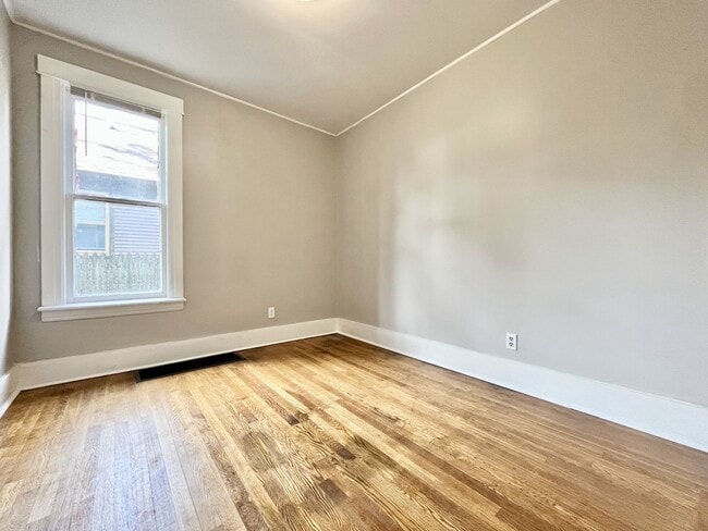 Building Photo - Five Bedroom Home in Muskegon