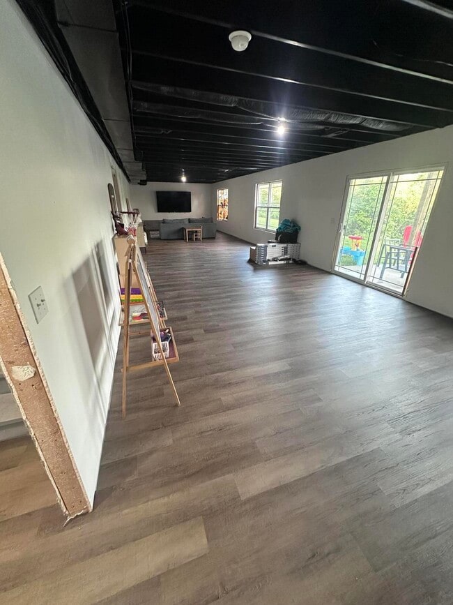 Building Photo - 523 Amber Ave