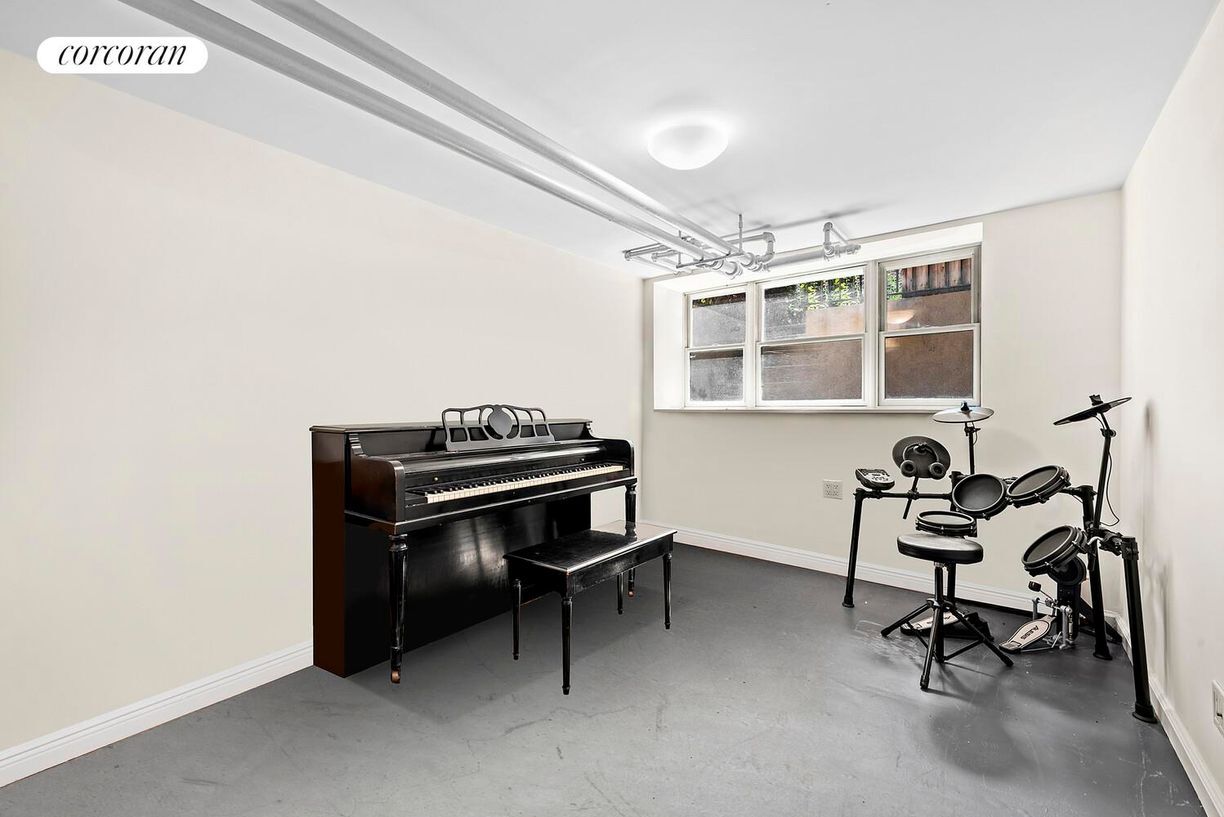 Building Photo - 592 3rd St