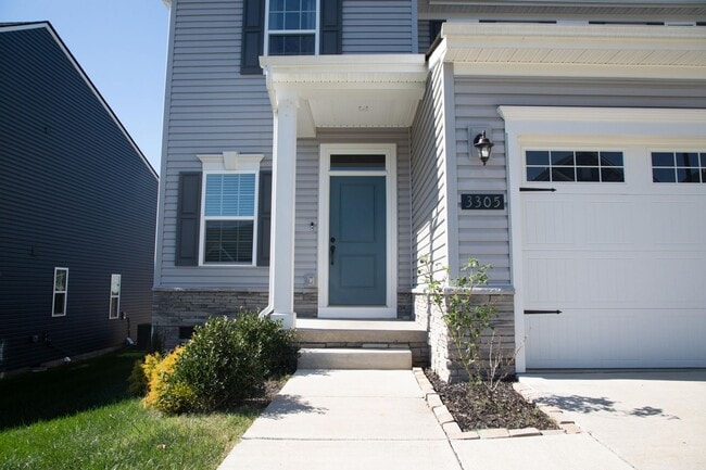 Building Photo - 4 Bedroom, 2.5 Bath Home w/ Fenced Backyard and 2 Car Garage