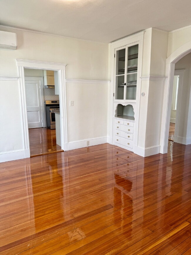 Building Photo - Available NOW! Spacious 3 BED 1 BATH in quiet neighborhood