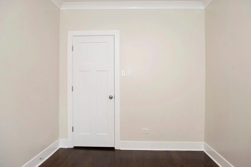 Building Photo - 730 W Roscoe St