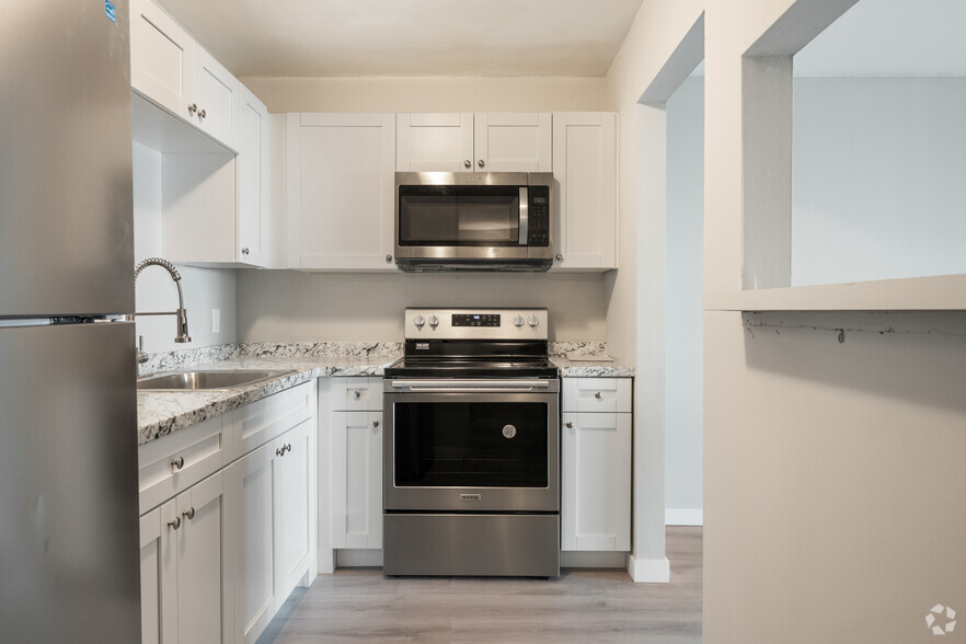 1BR, 1BA - 658SF - Kitchen - Kensington Manor Apartments