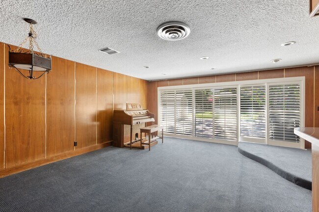 Building Photo - Welcome to this Beautiful Ranch-Style Home...