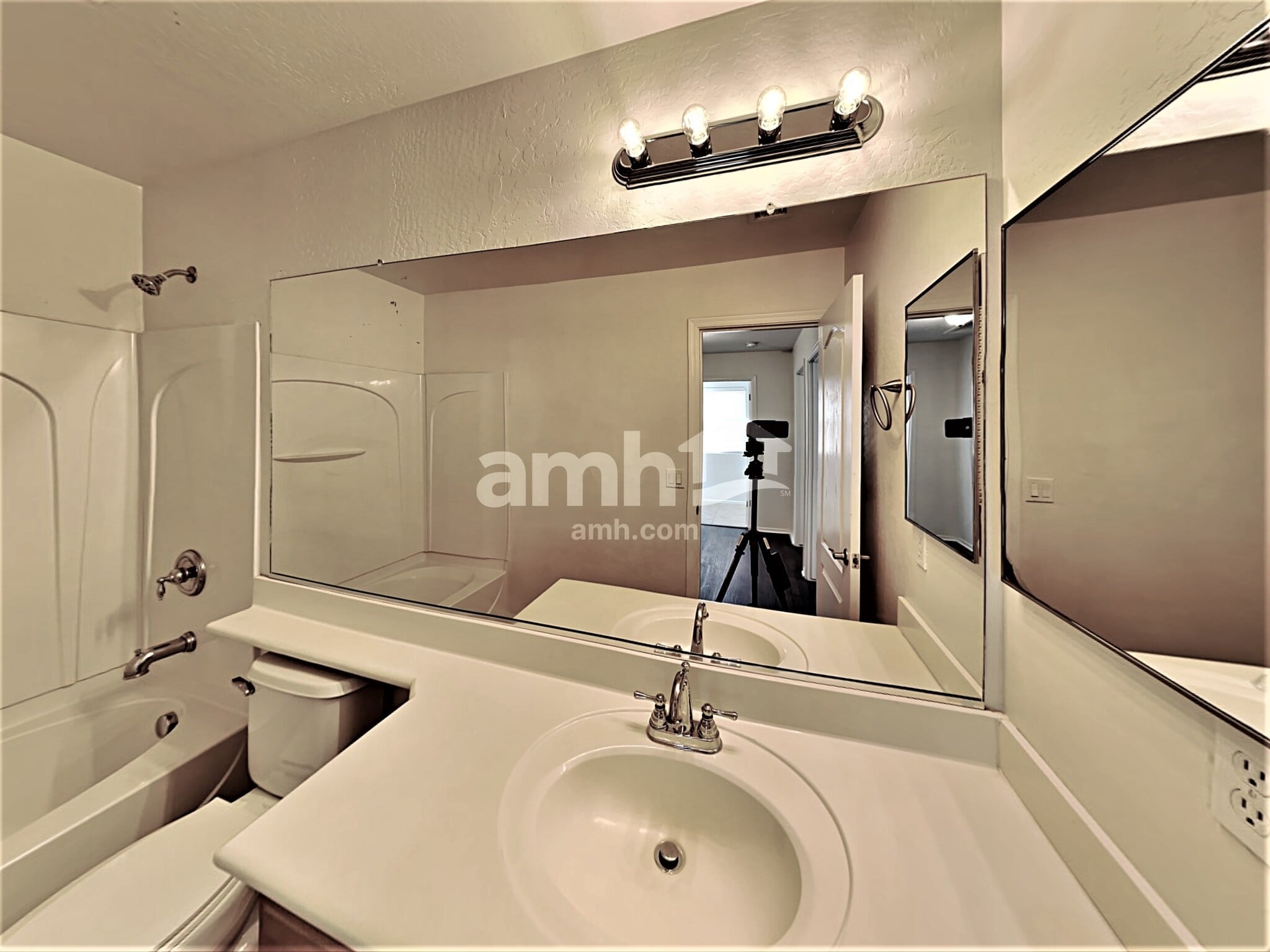 Building Photo - 10131 E Isleta Ave