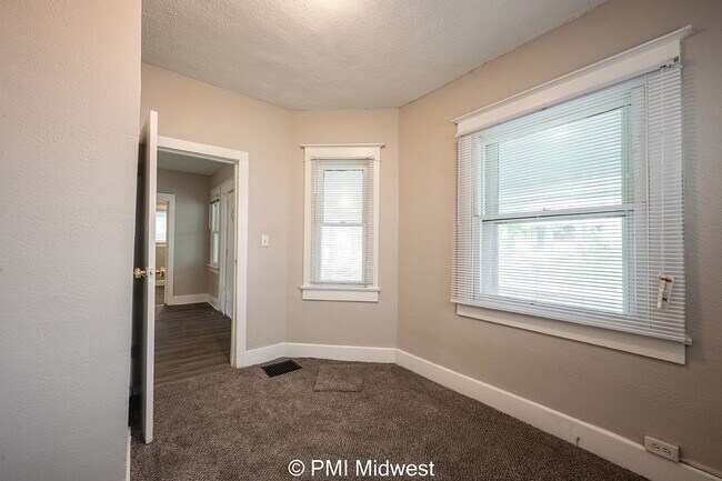 Building Photo - 130 N Gladstone Ave
