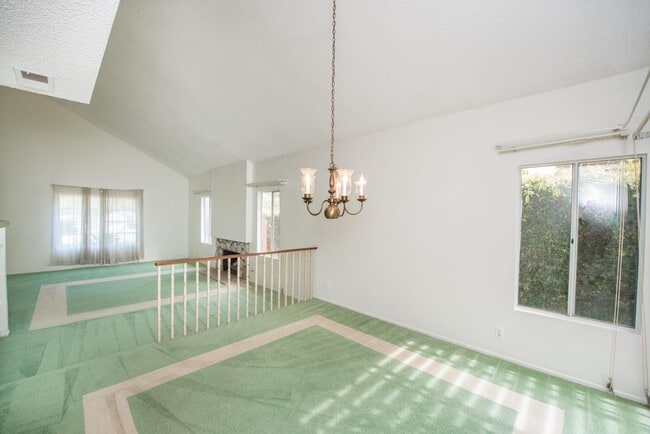 Building Photo - Rose Hills