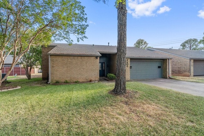 Building Photo - Captivating 3-Bedroom Escape with Private Deck & HOA Pool Access in Grand Prairie!