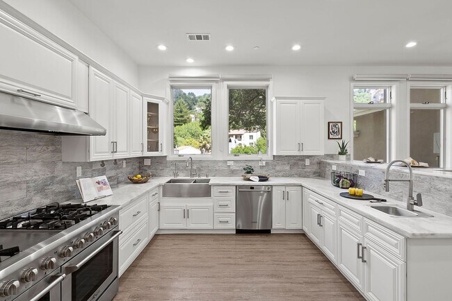 Building Photo - Modern Claremont Hills Home with Spectacular Tiered Yard