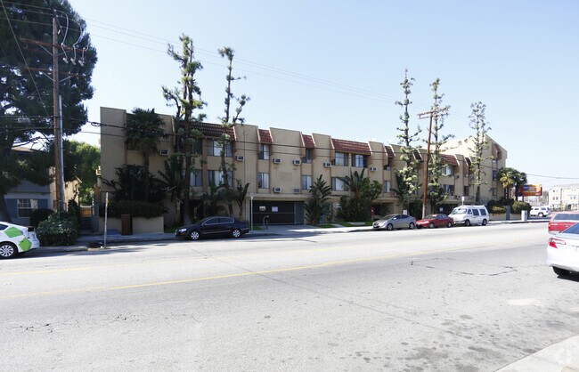 Building Photo - 7139 Hazeltine Ave