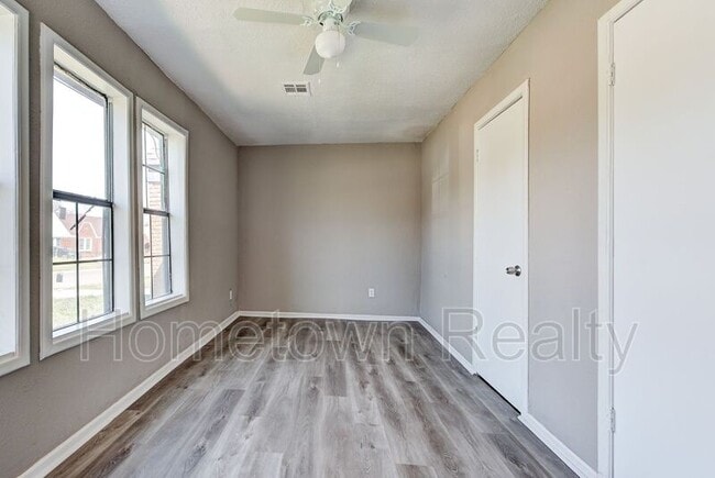 Building Photo - 2120 N Glen Ellyn St