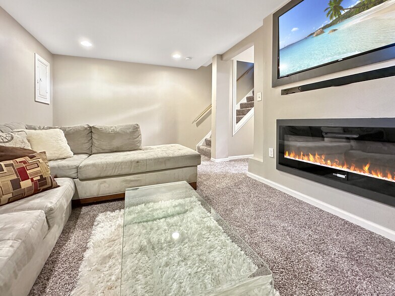 Building Photo - 928 S Paca St