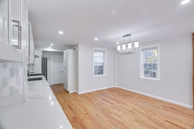 Building Photo - 32 Northey St