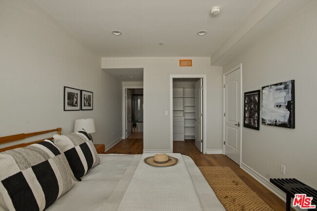 Building Photo - 837 N Hudson Ave