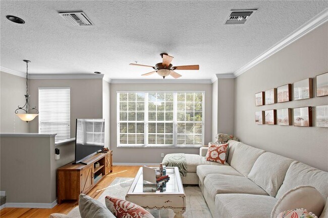 Building Photo - 3023 Pointeview Dr