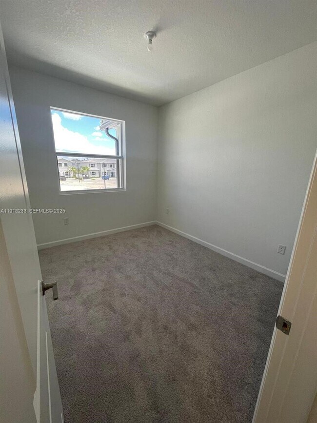 Building Photo - 1066 SE 2nd St