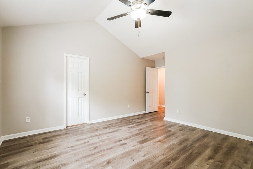 Building Photo - 9621 White Carriage Dr