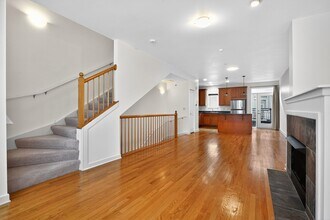 Building Photo - Charming 2BR Townhome in Chicago