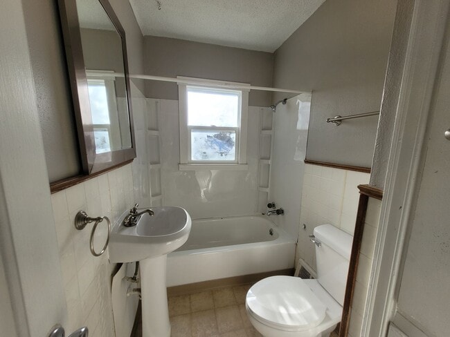 Building Photo - Great two bedroom duplex on Urbandale Avenue!