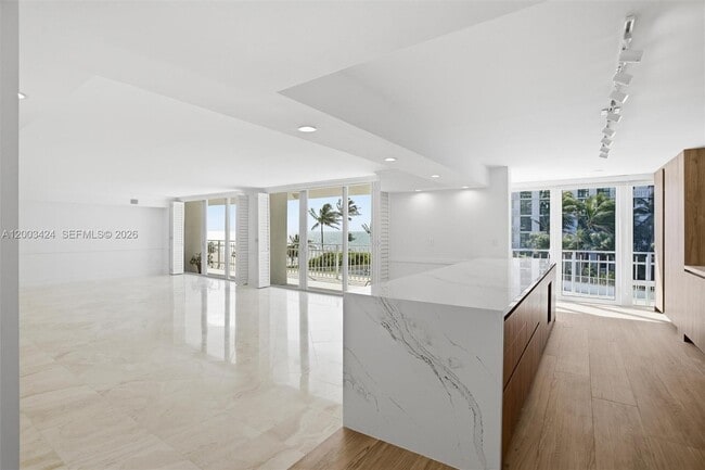 Building Photo - 600 Grapetree Dr