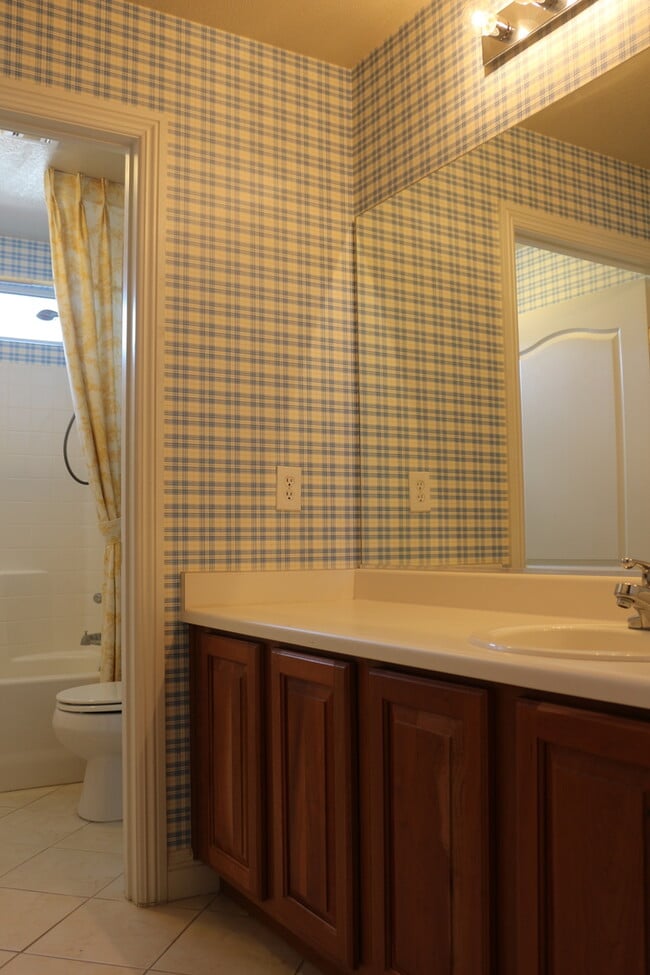 Building Photo - SHOWINGS AVAILABLE NOW