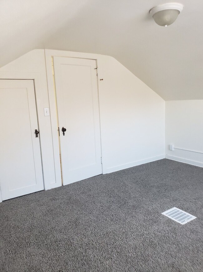 Building Photo - 302 Miles Ave