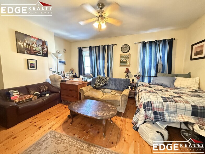 Building Photo - 10 Woodmont St