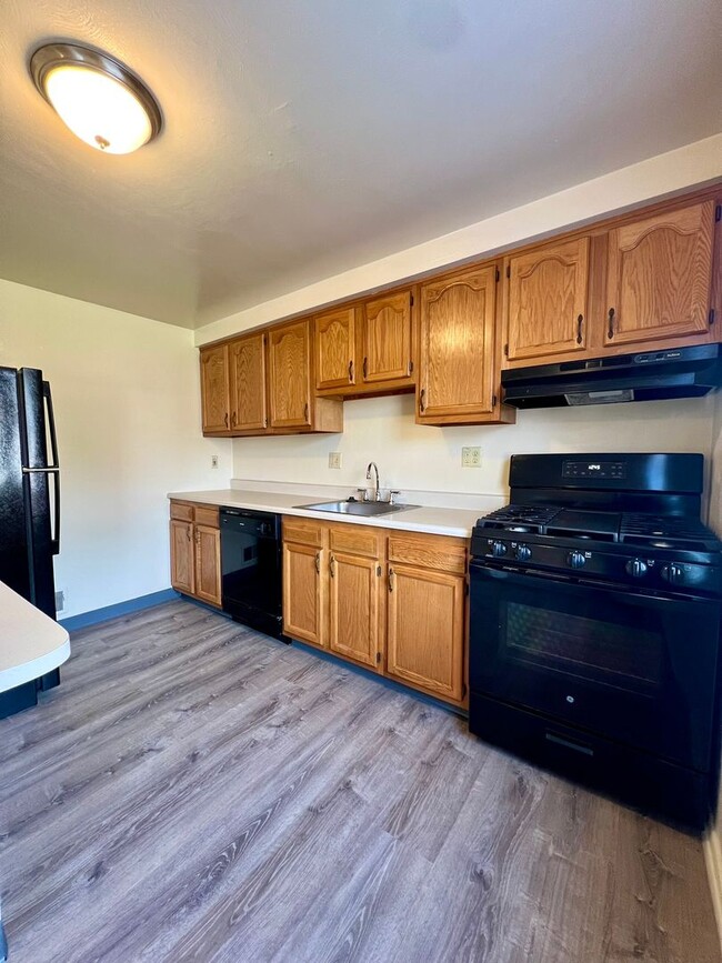Building Photo - Amazing 2 BR Apartment at Regency Place! Great Plum Location! Central A/C & MORE! CALL TODAY!