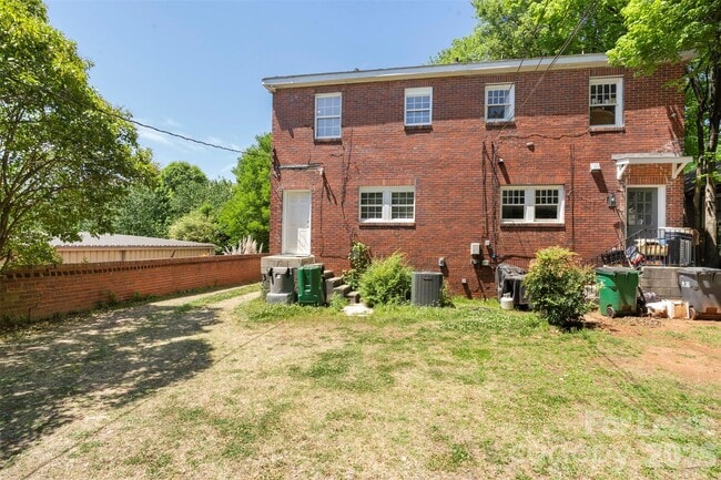 Building Photo - 703 S Summit Ave