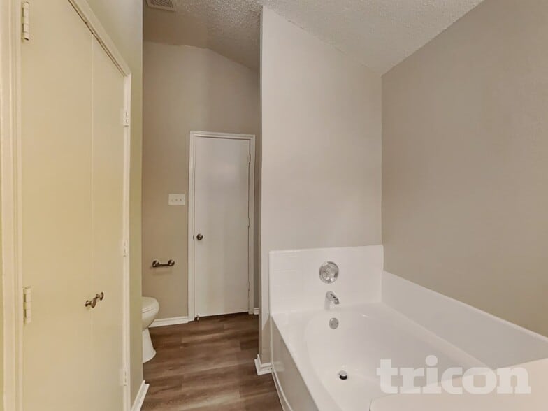 Building Photo - 6002 Flyers Ln