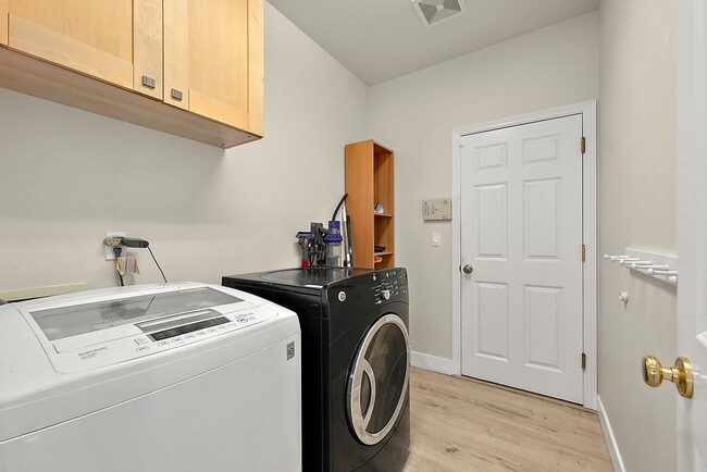 Building Photo - Immaculate 4-Bed Federal Way Home | Smart Tech, Tesla Charger, & Near JBLM!