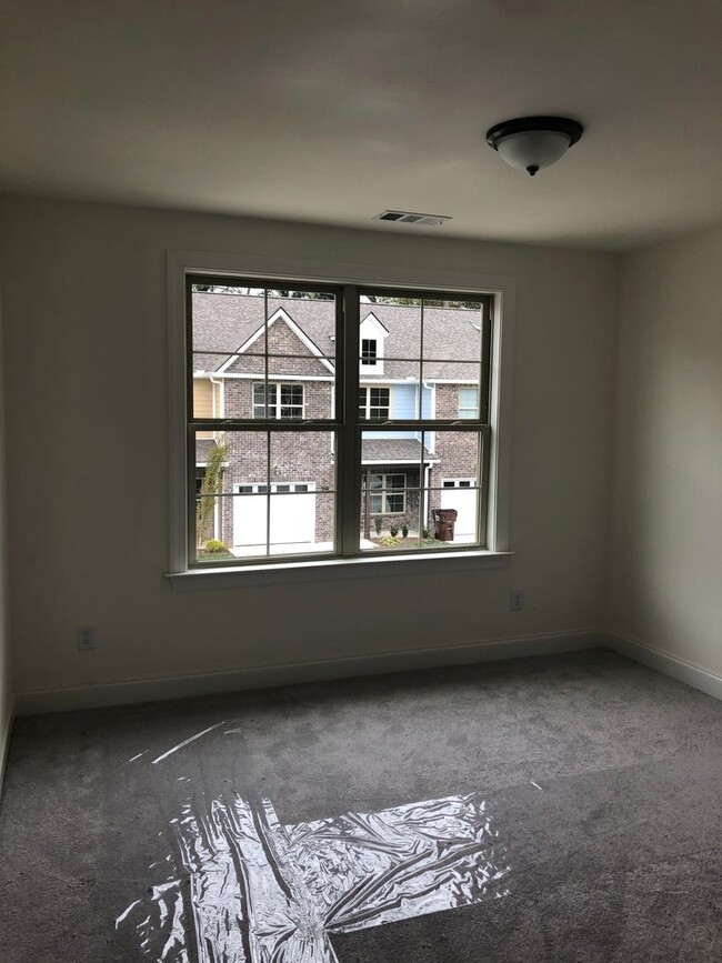 Building Photo - Townhome with 3 Bed/2.5 Bath w 1 Car Garag...