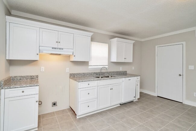 Building Photo - Super Cute & Super Clean 2-Bedroom Home in a Peaceful Bessemer Spot!