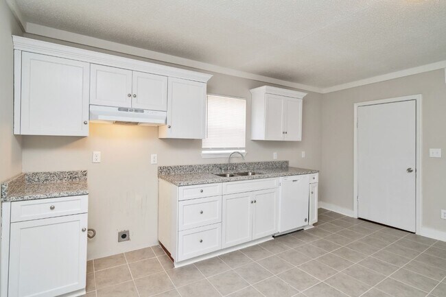 Building Photo - Super Cute & Super Clean 2-Bedroom Home in...