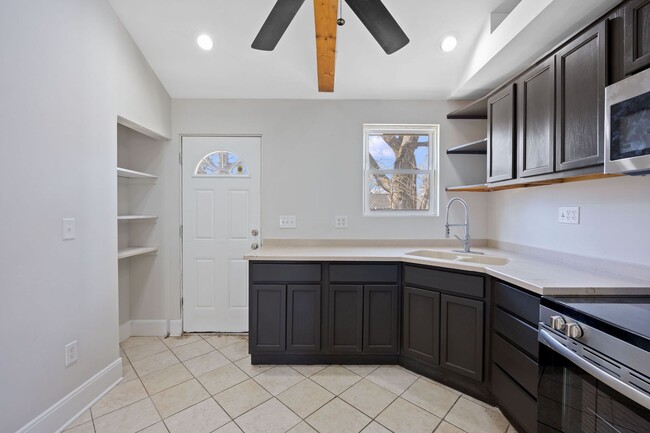 Building Photo - MADISONVILLE - Spacious 3 - 4 bedroom,  1 ...