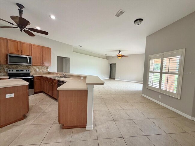 Building Photo - 10146 Bloomfield Hills Dr