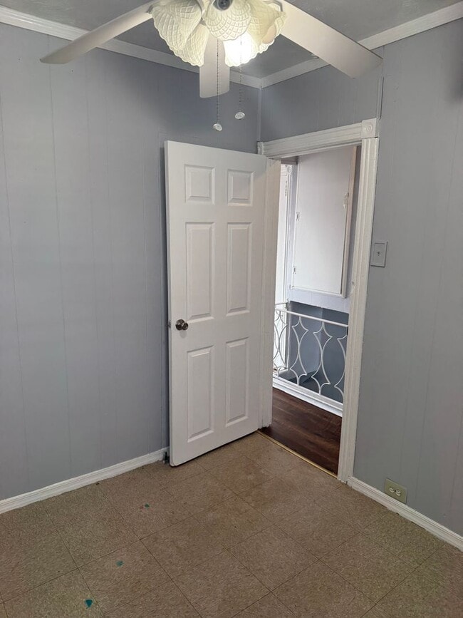 Building Photo - 3 Bedroom Home Steps to LaSalle University