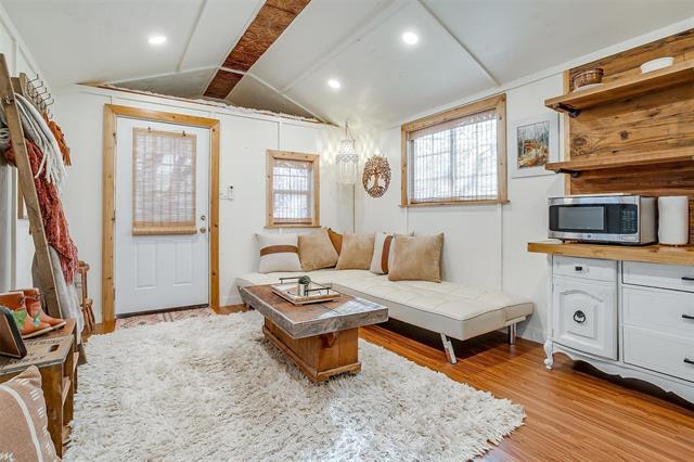 Building Photo - 1809 Whispering Oaks St