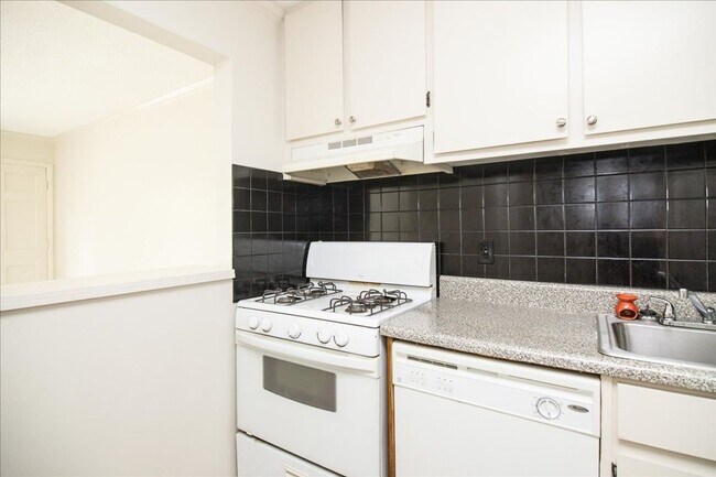 Building Photo - Newly Updated 1/1 Condo 1 Mile From Downtown Decatur!